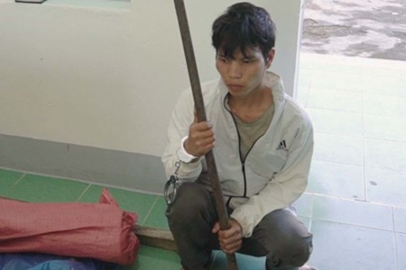 Kon Tum: Con trai dùng xà beng sát hại bố vì cho rằng bố hay chửi mẹ