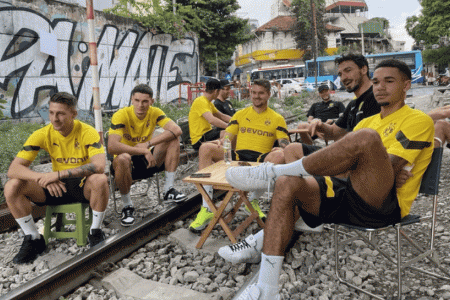 Xử phạt quán cafe để dàn cầu thủ Dortmund ngồi trên đường tàu