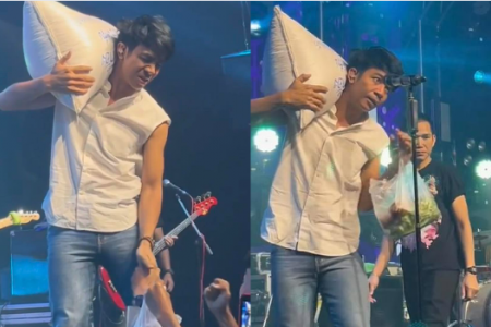 Thái Lan: Idol đang hát bị fan kéo ra nhận donate bao gạo