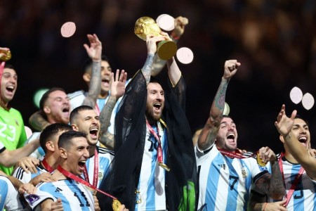 Ý nghĩa chiếc áo choàng Lionel Messi mặc khi nâng cup World Cup