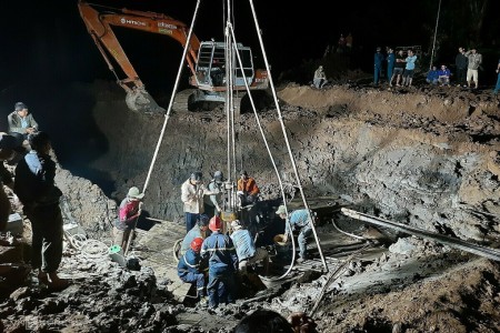 Giải cứu xuyên đêm bé trai lọt hố bê tông sâu 35m tại Đồng Tháp