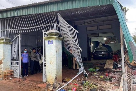 Đắk Lắk: Ô tô đâm sập tường lao vào nhà khiến 1 người tử vong