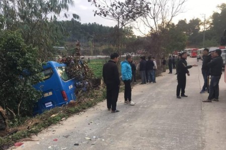 Tai nạn ô tô ở cổng chùa Ba Vàng khiến một người tử vong