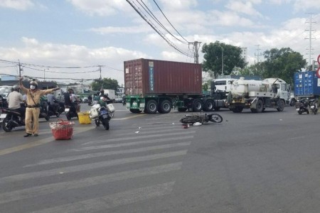 Tai nạn giao thông nghiêm trọng ở huyện Bình Chánh khiến 1 bé gái tử vong