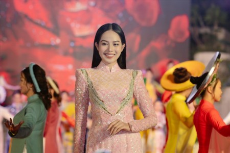Hoa hậu Thanh Thủy nhận về cơn mưa lời khen với trang phục áo dài