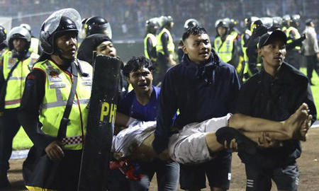 Thảm kịch thể thao làm 125 người chết - Tổng thống Indonesia yêu cầu đình chỉ tất cả các trận đấu khác để điều tra