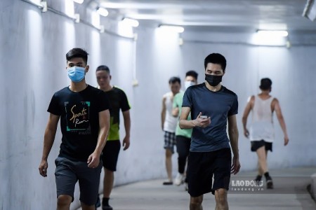 Hà Nội: Công viên đóng cửa, người dân xuống hầm đi bộ tập thể dục để “trốn” lực lượng chức năng