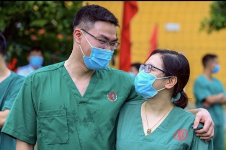 Tuần trăng mật độc đáo trong tâm dịch của vợ chồng bác sĩ trẻ ở Quảng Ninh