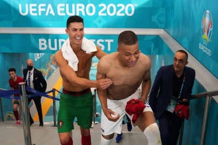 Hành động thân mật của Ronaldo và Mbappe sau trận đấu giữa Pháp và Bồ Đào Nha khiến fan bóng đá ngỡ ngàng