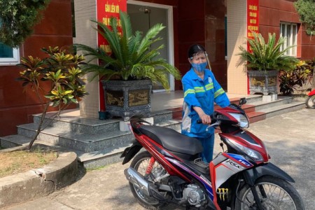 Được tặng 5 chiếc xe máy, nữ lao công bị cướp xe trong đêm ở Hà Nội tặng lại 2 chiếc cho đồng nghiệp