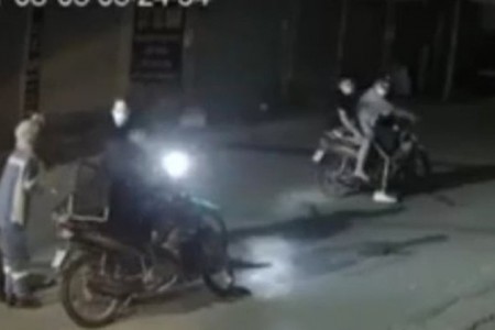 Phẫn nộ trước clip nữ công nhân thu gom rác khóc nức nở, van xin khi bị 4 thanh niên cướp xe máy trong đêm
