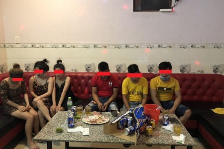 Bình Định: Bất chấp giãn cách xã hội, 8 người đi hát karaoke “tay vịn” bị phạt 117,5 triệu đồng