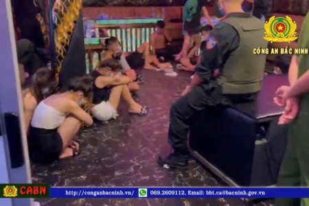 Bắc Ninh: Bất chấp lệnh giãn cách, quán karaoke vẫn mở cửa cho 26 khách “bay lắc”, sử dụng ma túy