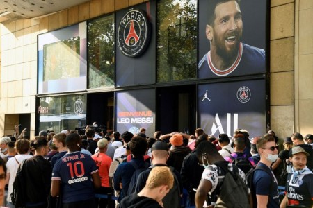 Fan xếp hàng dài cả cây số để mua áo đấu mới của Messi trong màu áo CLB PSG
