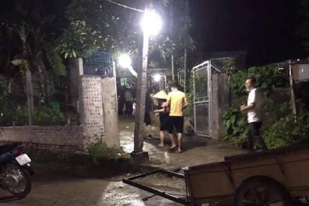 Phú Thọ: Vừa sạc vừa dùng điện thoại, bé trai 7 tuổi bị điện giật tử vong