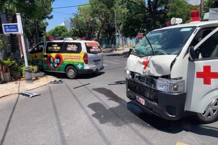Đà Nẵng: Xe cấp cứu đâm xe cứu thương khiến F0 tử vong, 1 điều dưỡng bị thương nặng