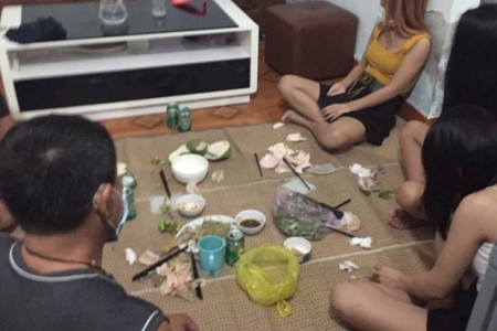 Nghệ An: 3 nữ nhân viên nhà nghỉ mời 2 người đàn ông tụ tập ăn nhậu bất chấp lệnh giãn cách bị xử phạt 67,5 triệu đồng