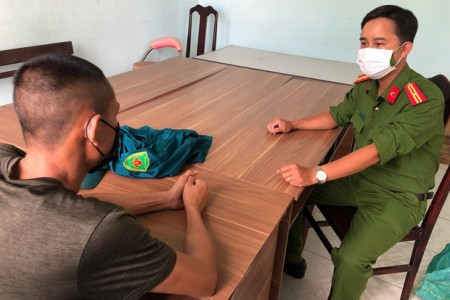 Đà Nẵng: Nam thanh niên giả dân quân tự vệ ra đường mùa dịch gặp ngay công an thật đang đi tuần tra