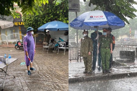 Hà Nội: Hình ảnh các cán bộ chiến sĩ kiên trì đứng bám chốt dưới cơn mưa tầm tã khiến nhiều người xúc động