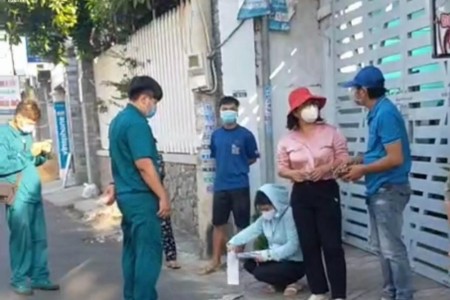 Vũng Tàu: Tổ tuần tra yêu cầu kiểm tra giấy đi đường của nữ Chủ tịch phường, nữ Chủ tịch phường đòi kiểm tra lại