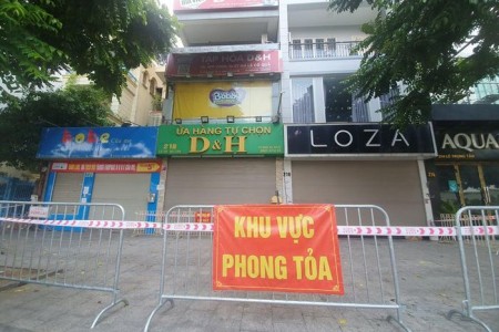 Hà Nội: Lo ngại nguy cơ lây nhiễm lớn tại ổ dịch cửa hàng tiện lợi phố Lê Trọng Tấn