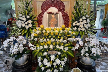 Hình ảnh bàn thờ ca sĩ Phi Nhung và ý nghĩa vòng hoa tiễn biệt của khán giả Tiền Giang khiến nhiều người xúc động