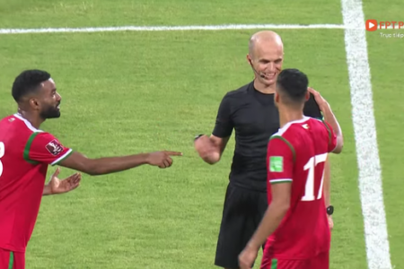 Trọng tài trận Việt Nam - Oman gây tranh cãi dữ dội: Động tí là “check VAR”, cười nói hớn hở và đập tay với cầu thủ Oman