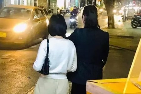 Thực hư tin đồn Sơn Tùng và Hải Tú khoác tay nhau dạo phố: Người chụp ảnh lén cặp đôi chính thức lên tiếng