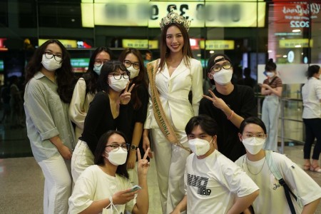 Hoa hậu Thùy Tiên đội vương miện 12 tỷ đồng, xúc động khi gặp lại bố ruột sau 2 tháng xa nhà