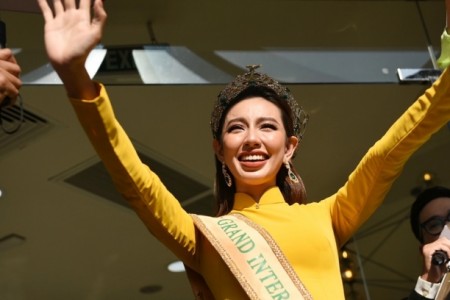 Thùy Tiên khoe visual bùng nổ trong buổi diễu hành ăn mừng chiến thắng