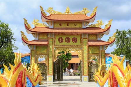Hé lộ hình ảnh trang hoàng bên trong đền thờ tổ 100 tỷ của NS Hoài Linh sau lùm xùm từ thiện