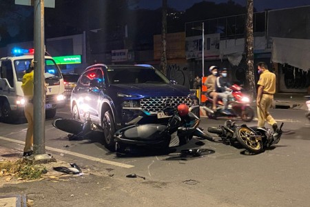TP HCM: Dừng đèn đỏ, 4 xe máy bị ô tô 7 chỗ cán qua khiến nhiều người bị thương đau đớn kêu cứu