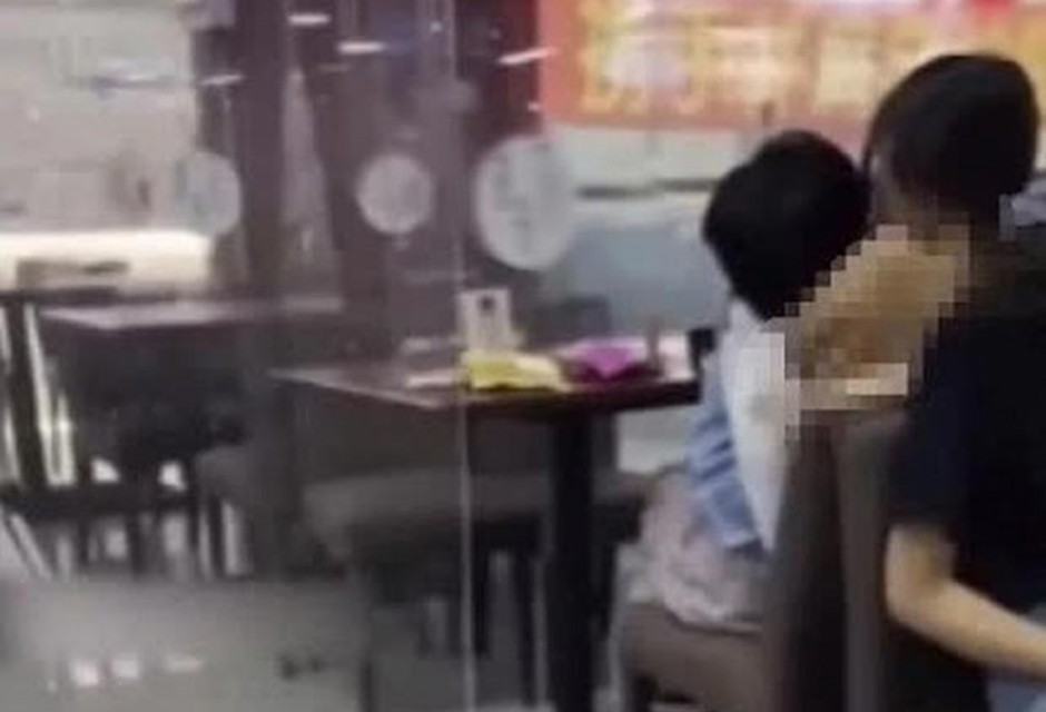 Cặp đôi sinh viên 'làm chuyện ấy' ngay tại canteen trường khiến nhiều người bị sốc
