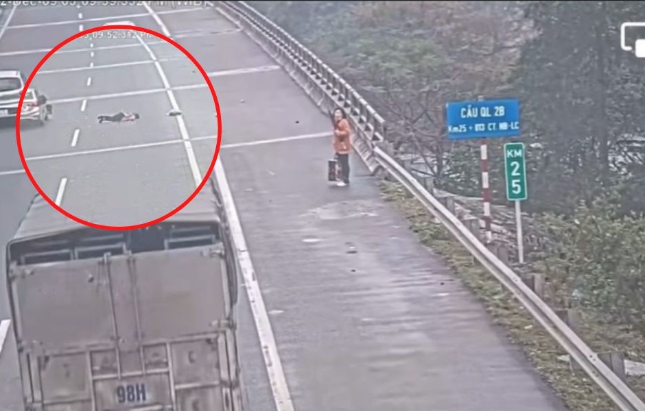 Đi bộ băng qua đường cao tốc Nội Bài – Lào Cai, một phụ nữ bị ô tô tông tử vong