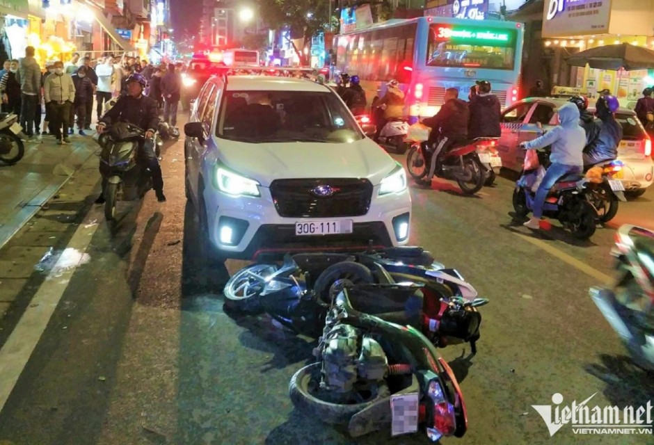 Hà Nội: Ô tô đâm liên hoàn 10 xe máy trên phố khiến 2 người bị thương nặng
