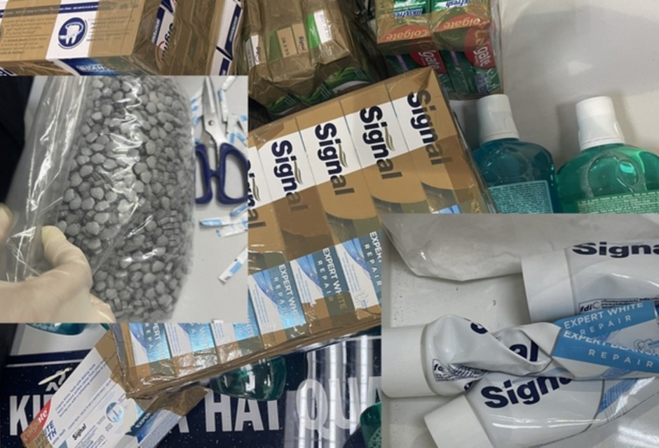 Công an tiến hành khám xét nhà 4 nữ tiếp viên hàng không Vietnam Airlines vận chuyển chất cấm về nước