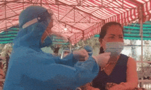 Người phụ nữ đeo đầy vàng đi tiêm vaccine COVID-19, nhân viên y tế lập tức 'xin vía'