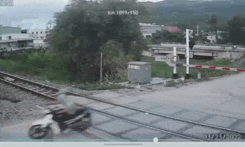 Clip ám ảnh: Nam thanh niên băng qua đường sắt, bị tàu hỏa tông tử vong