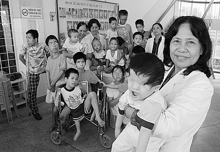 A_vietnamese_Professor_is_pictured_with_a_group_of_handicapped_children