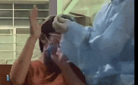 Clip nhân viên y tế xoa đầu cô gái khi test nhanh Covid-19 gây bão mạng xã hội