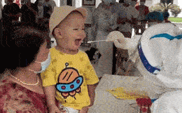 Em bé tươi cười rạng rỡ khi lấy mẫu dịch họng khiến dân mạng phát cuồng