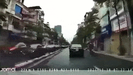 Hà Nội: Người phụ nữ ném đá vào xe ô tô đang lưu thông khiến dân tình bức xúc