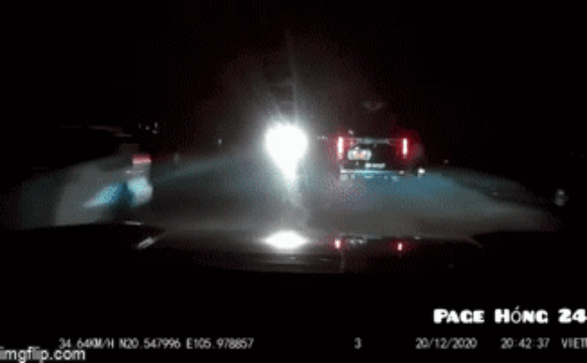 Video: Tài xế Limousine đánh lái chèn ép xe máy ngã văng xuống đường gây bức xúc dư luận
