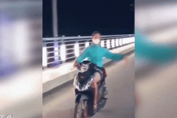 Clip: Công an triệu tập cô gái đầu trần đi xe máy thả cả 2 tay múa quạt “Khá Bảnh” trên cầu