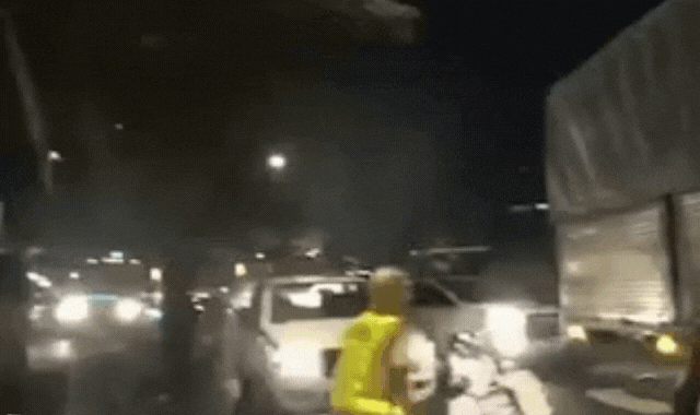 CLIP: Bị “tuýt còi” chặn bắt, 2 ôtô chở thuốc lá lậu “làm liều” tông thẳng xe vào CSGT