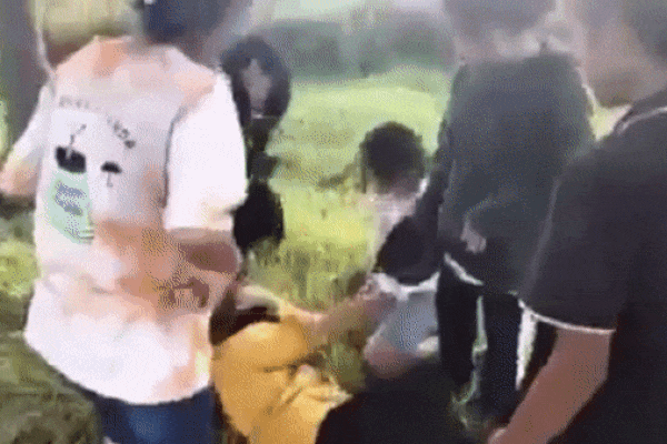 Phẫn nộ clip cô gái mang thai vượt mặt bị nhóm du côn đánh, đạp vào bụng ở Tây Ninh