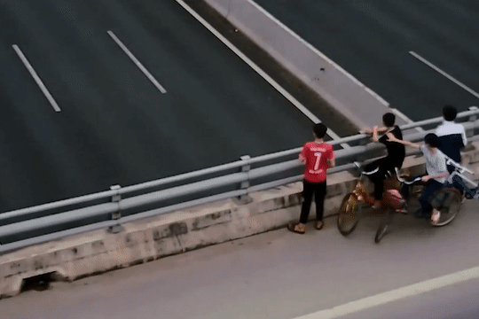 Nhóm học sinh nhặt đá đứng trên cầu ném vỡ kính ô tô đang lưu thông đường cao tốc Hà Nội - Hải Phòng gây bức xúc dư luận