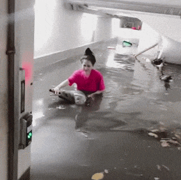 Mưa lớn khiến hầm xe thành “bể bơi”, cô gái lội nửa người cứu tài sản bị chỉ trích 'quá nguy hiểm'
