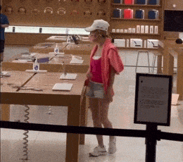 Clip: Người phụ nữ “nổi điên” đập phá hàng loạt iPhone, MacBook đắt tiền trong Apple Store