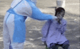 Cầm ghế đánh nhân viên y tế khi lấy dịch mũi xét nghiệm Covid-19